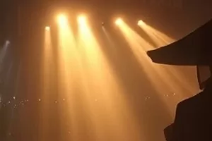 《机械之春》科幻国漫封面，齿轮花蕊与冷调金属