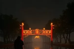 《旧城咖啡馆》都市生活剧封面，窗边木桌与咖啡杯